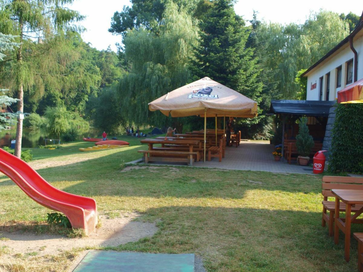 Hotel Kormoran Zlenice Екстер'єр фото