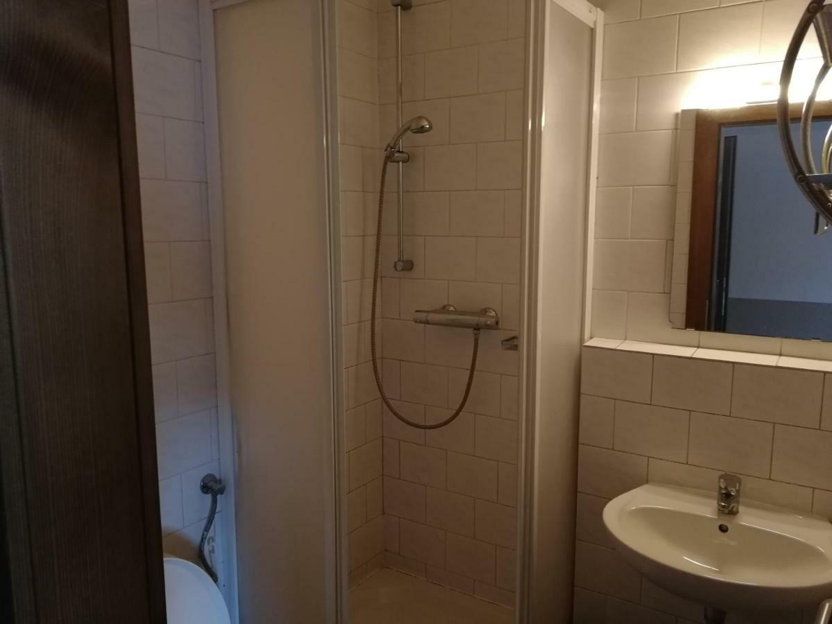 Hotel Kormoran Zlenice Екстер'єр фото